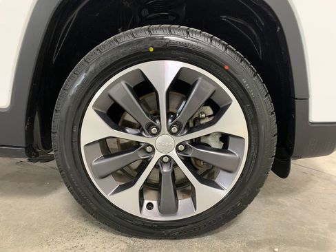 Used 2022 Jeep Cherokee Limited w/ Elite Package AWD/4WD image 13