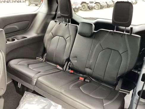 New 2026 Chrysler Pacifica Select image 13