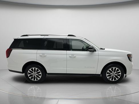 Used 2025 Ford Expedition Platinum AWD/4WD image 4