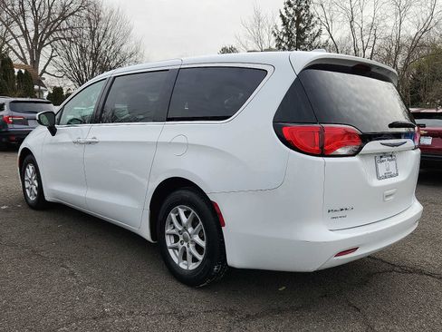 Used 2017 Chrysler Pacifica LX image 4