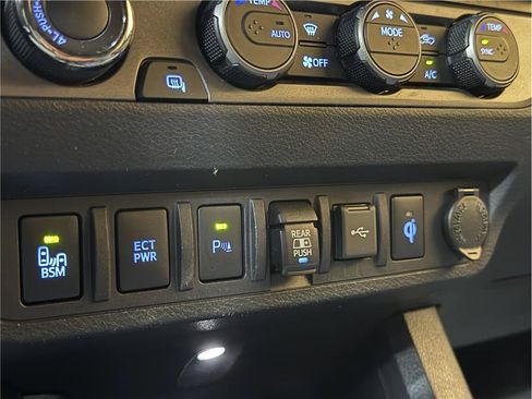 Used 2022 Toyota Tacoma TRD Off-Road w/ Technology Package AWD/4WD image 27