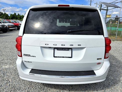 Used 2019 Dodge Grand Caravan SE w/ UConnect Hands-Free Group image 4