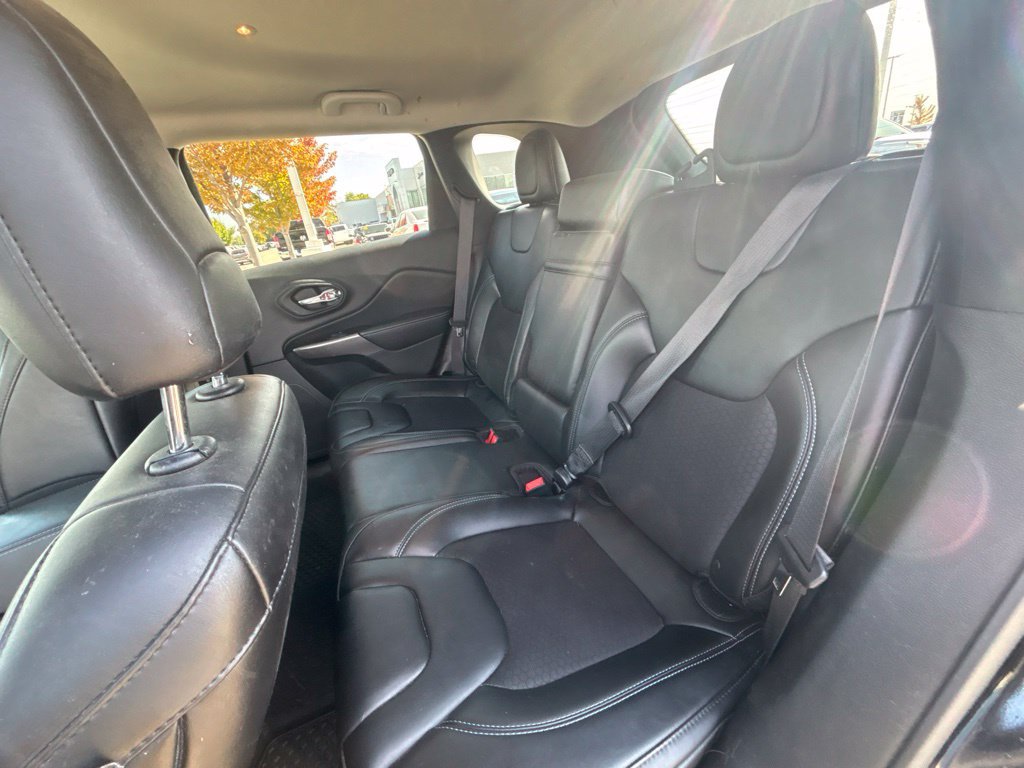 Used 2019 Jeep Cherokee Latitude Plus w/ Cold Weather Group AWD/4WD image 13