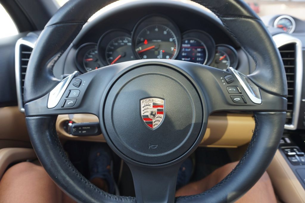 Used 2014 Porsche Cayenne Platinum Edition AWD/4WD image 32