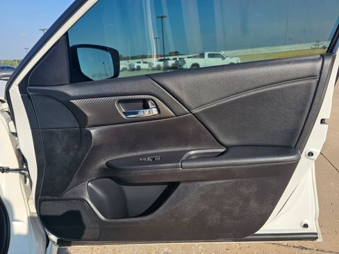 Used 2017 Honda Accord Sport image 32