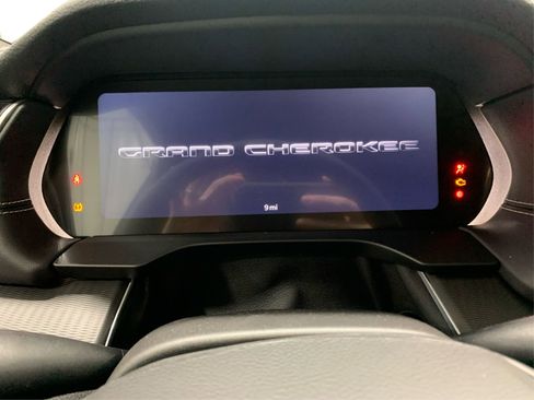 Used 2025 Jeep Grand Cherokee Altitude AWD/4WD image 16