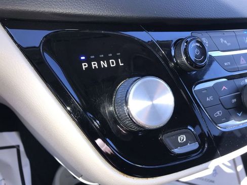 Used 2022 Chrysler Pacifica Touring-L image 19