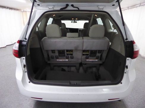 Used 2016 Toyota Sienna L image 28