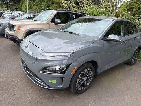 Used 2023 Hyundai Kona SE FWD image 2