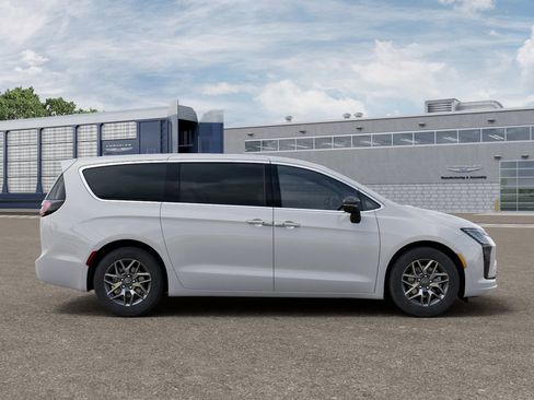 New 2027 Chrysler Pacifica Limited FWD image 21