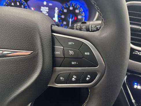 Used 2025 Chrysler Pacifica Select image 12