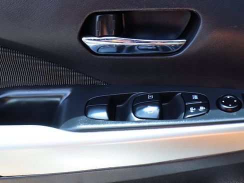Used 2018 Nissan Kicks SV FWD image 39