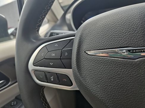 Used 2023 Chrysler Pacifica Touring-L FWD image 14