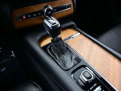 Used 2021 Volvo XC90 T6 Momentum w/ Advanced Package image 23