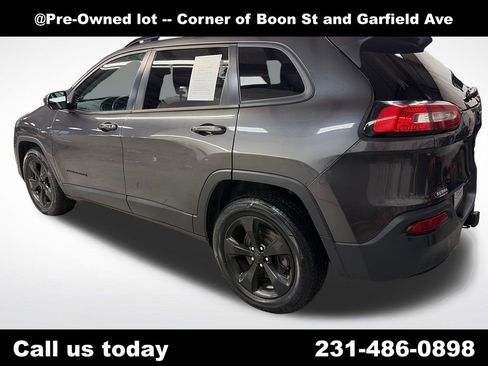 Used 2016 Jeep Cherokee Latitude w/ Cold Weather Group AWD/4WD image 5