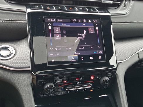Used 2024 Jeep Grand Cherokee L Altitude AWD/4WD image 17