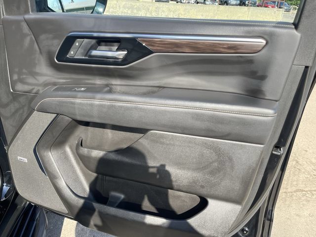 Used 2025 Chevrolet Tahoe Premier AWD/4WD image 16