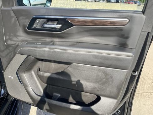 Used 2025 Chevrolet Tahoe Premier AWD/4WD image 16
