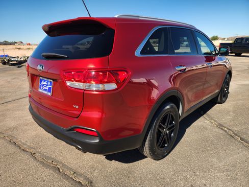 Used 2017 Kia Sorento AWD image 5