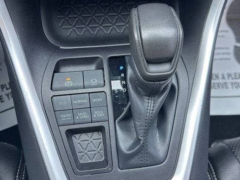 Used 2019 Toyota RAV4 LE w/ Carpet Mat Package image 28