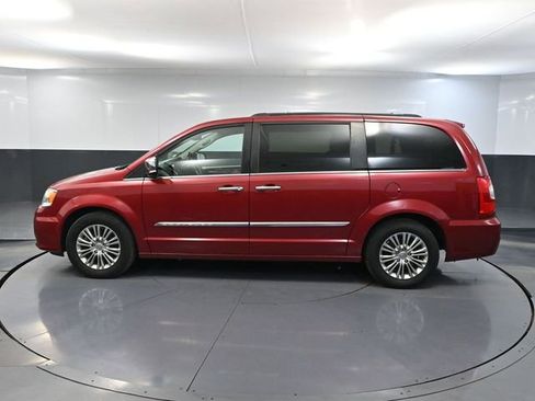 Used 2016 Chrysler Town & Country Touring-L FWD image 9