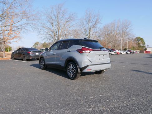 Used 2021 Nissan Kicks SV image 6