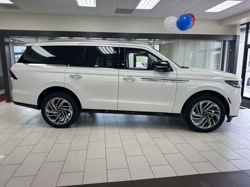 New 2026 Lincoln Navigator Reserve AWD/4WD image 4