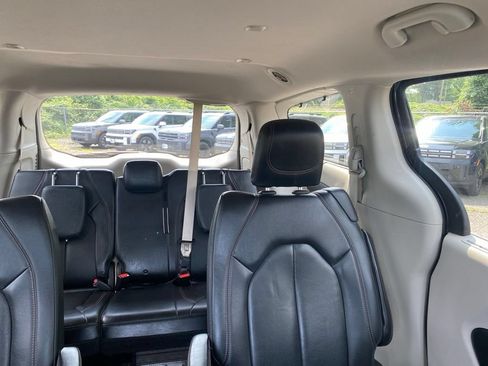 Used 2019 Chrysler Pacifica Touring-L FWD image 15