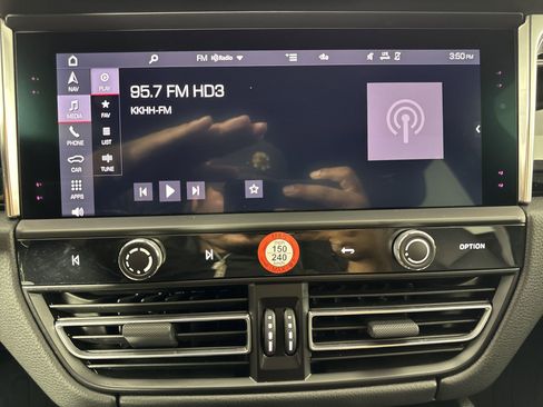 Certified 2025 Porsche Macan image 23