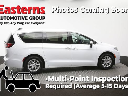 Used 2023 Chrysler Pacifica Touring-L FWD image 45