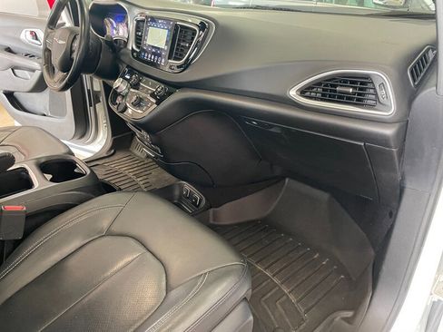 Used 2018 Chrysler Pacifica Touring-L Plus w/ S Appearance Package FWD image 27