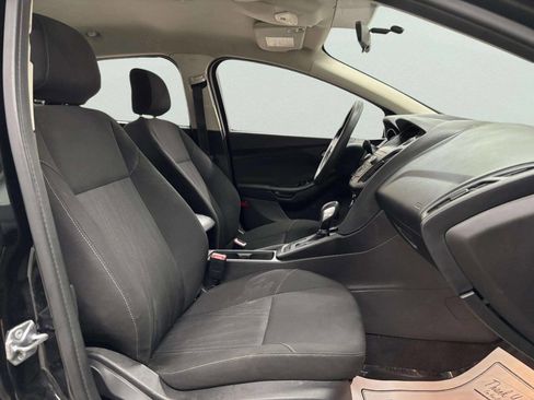 Used 2018 Ford Focus SE w/ SE Appearance Package image 20