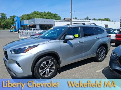 Used 2023 Toyota Highlander XLE AWD/4WD image 9