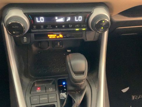 Used 2019 Toyota RAV4 XLE FWD image 13