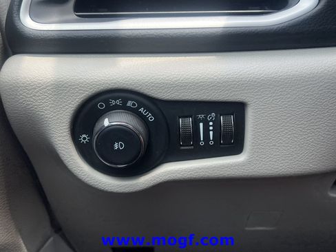 Used 2024 Chrysler Pacifica Touring-L FWD image 14