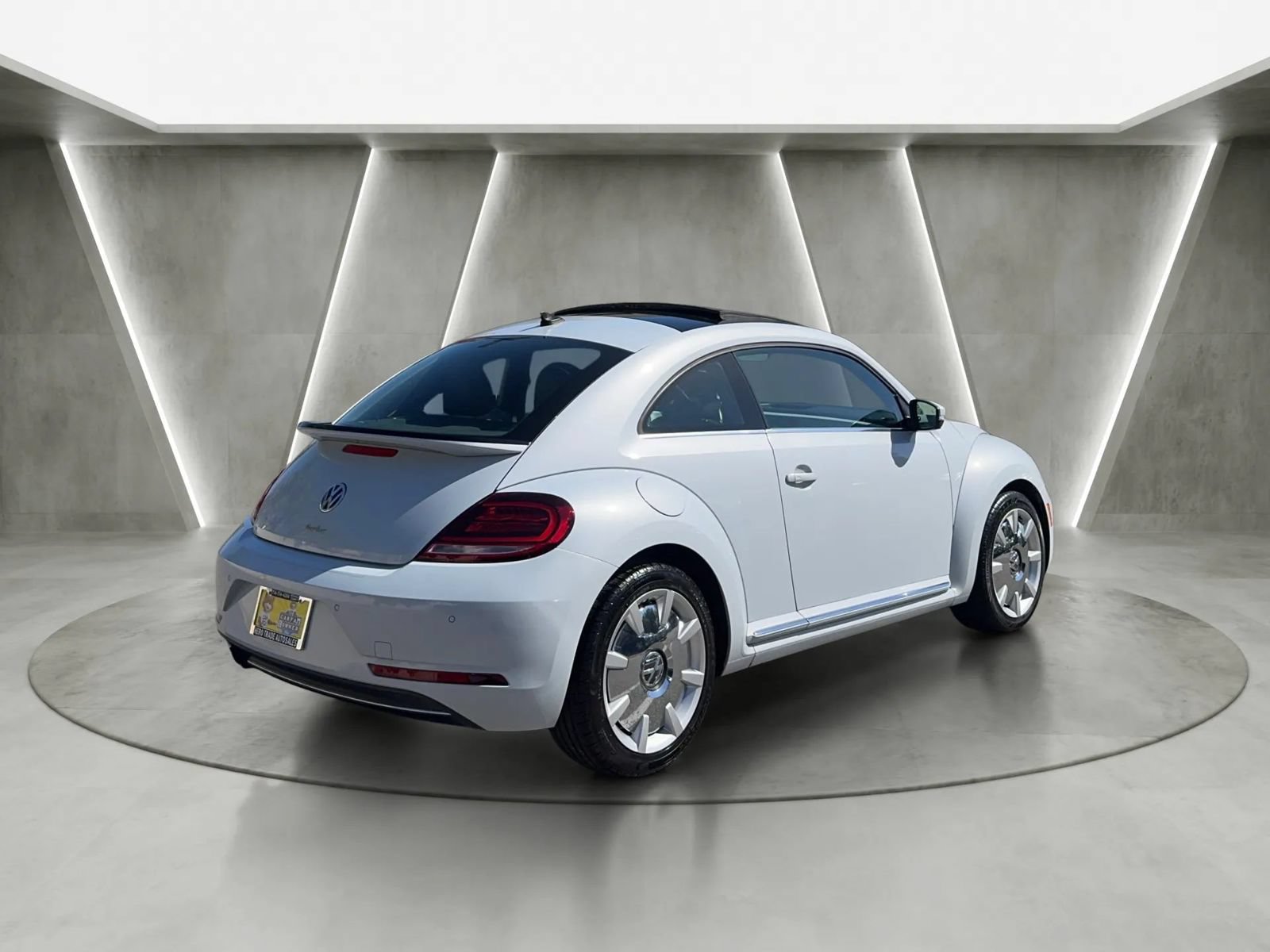 Used 2018 Volkswagen Beetle 2.0T SE w/ SE Premium Package FWD image 3