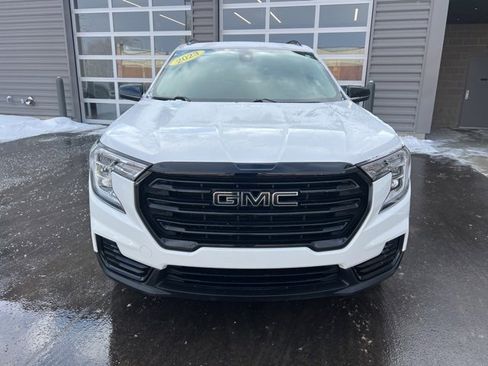 Used 2023 GMC Terrain SLE w/ Driver Convenience Package image 2