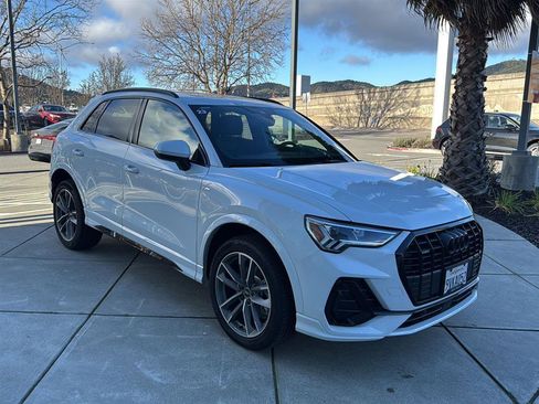 Used 2025 Audi Q3 2.0T Premium w/ Convenience Package image 4