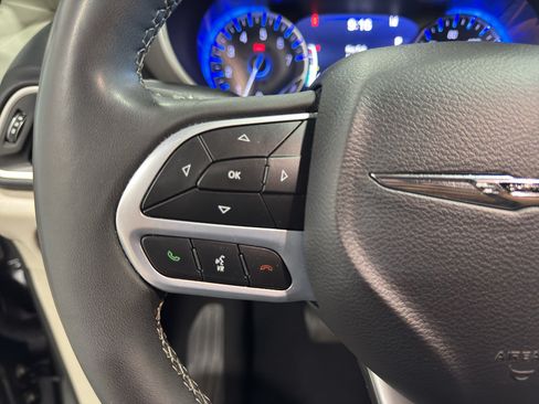 Used 2023 Chrysler Pacifica Touring-L FWD image 37