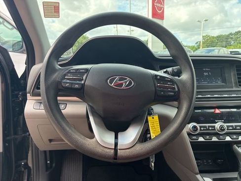 Used 2020 Hyundai Elantra SE FWD image 20