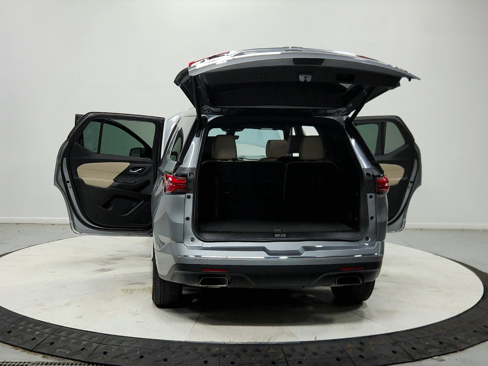 Used 2023 Chevrolet Traverse Premier FWD image 15