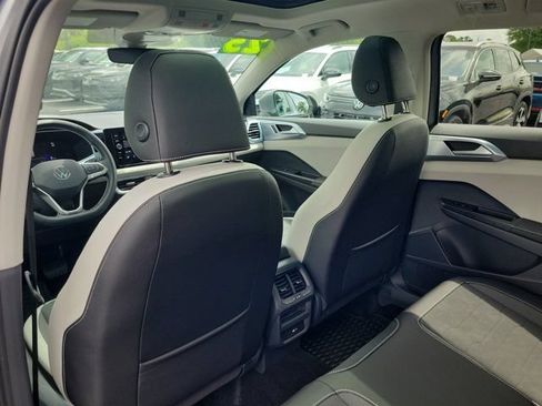 Used 2025 Volkswagen Taos SE w/ Panoramic Sunroof Package FWD image 14