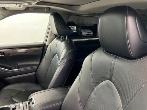 Used 2020 Toyota Highlander Limited image 16