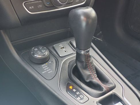 Used 2019 Jeep Cherokee Trailhawk w/ Comfort/Convenience Group image 32