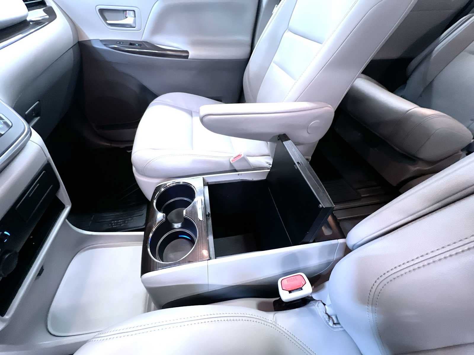 Used 2019 Toyota Sienna XLE w/ XLE Navigation Package FWD image 30