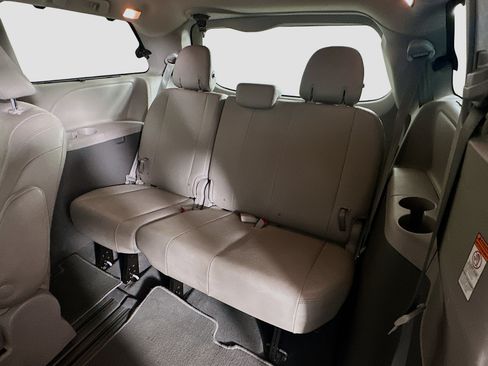 Used 2020 Toyota Sienna XLE Premium FWD image 29