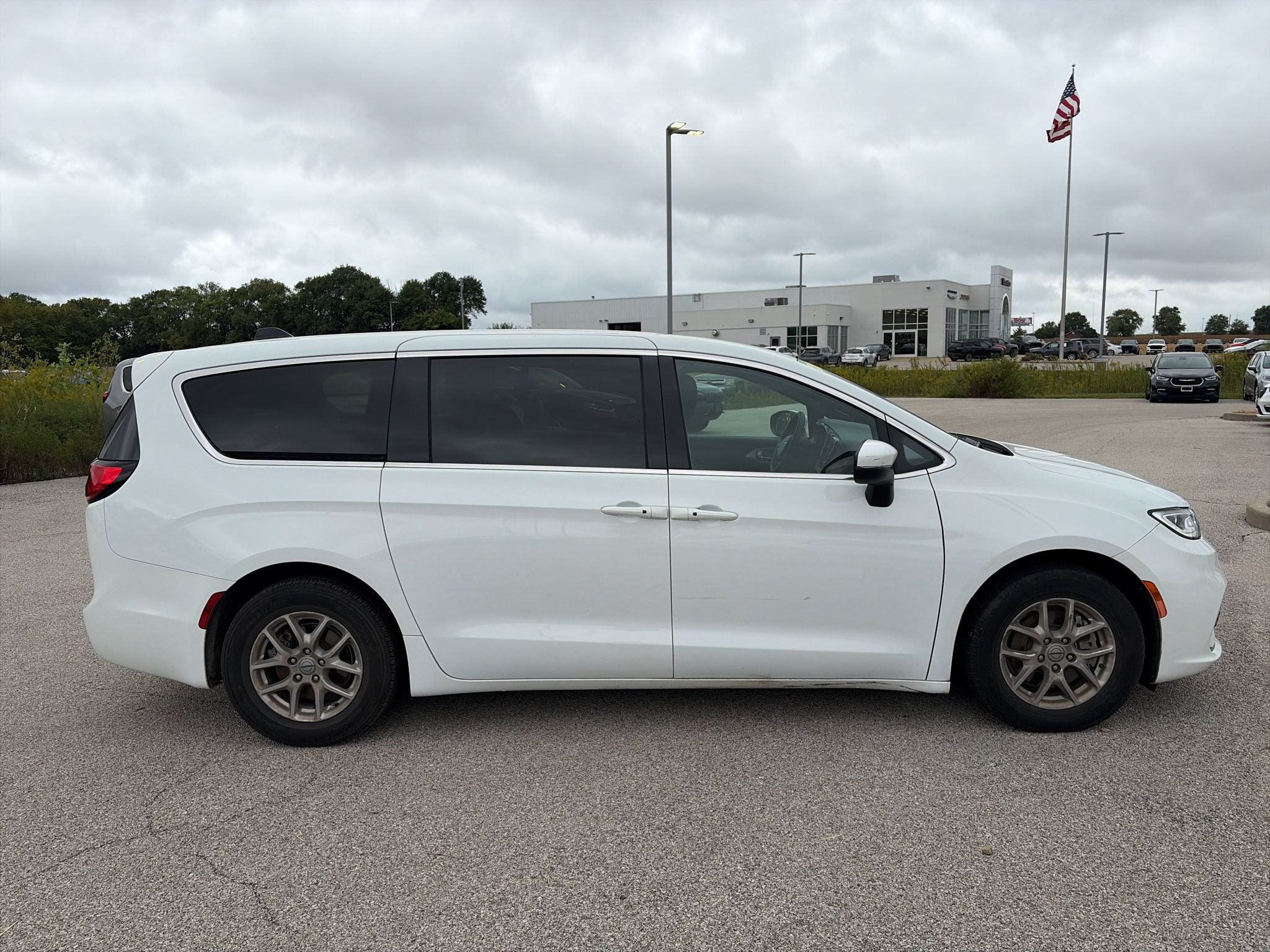 Used 2023 Chrysler Pacifica Touring FWD image 2
