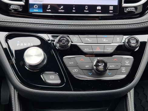 New 2026 Chrysler Pacifica Limited image 15