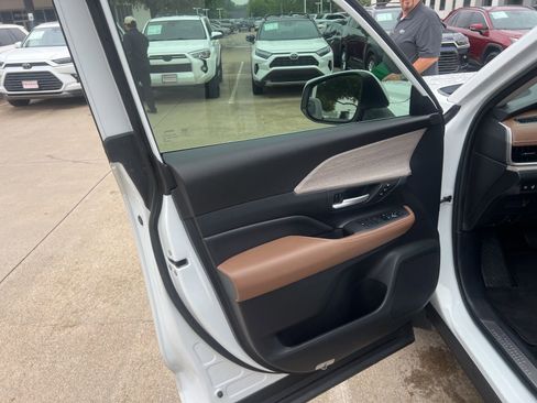 Used 2025 Toyota Grand Highlander AWD image 11