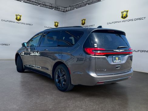 Used 2021 Chrysler Pacifica Touring-L w/ Premium & Safety Sphere Group FWD image 3